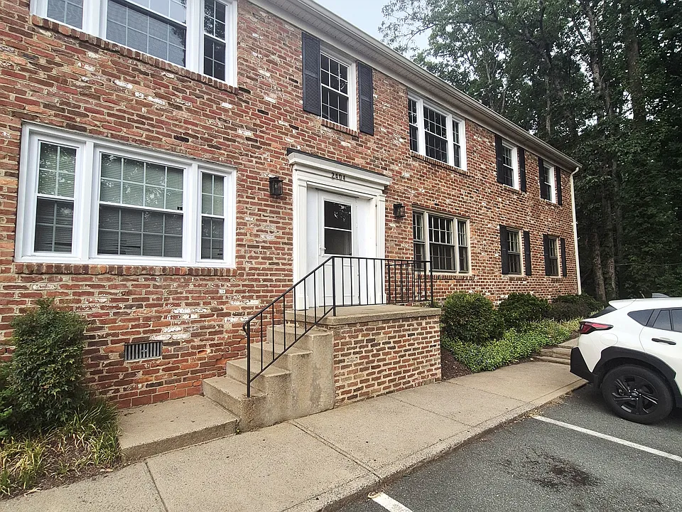2404 Barracks Ct #1