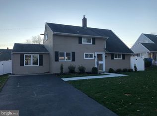 27 Red Maple Ln, Levittown, PA 19055