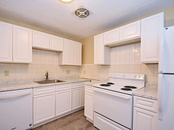 3rd image of 1105 Lexington St Unit 7-3