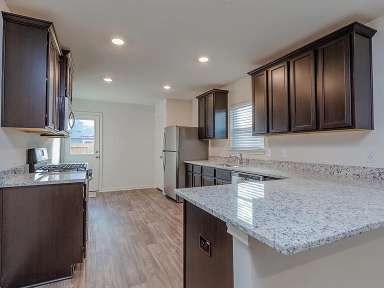 15214 Harbor Lndg — Photo 7