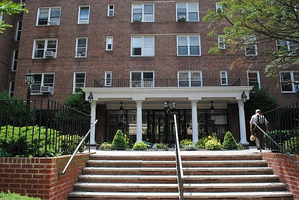 Sold by WRL Realty, LLC | media 17