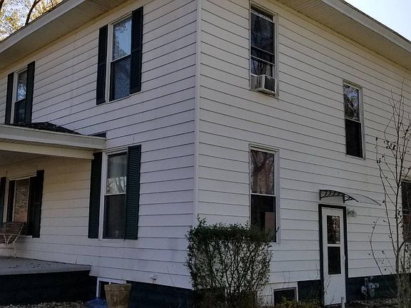 4th image of 609 N Pleasant St