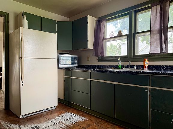 5th image of 403 S Shield St
