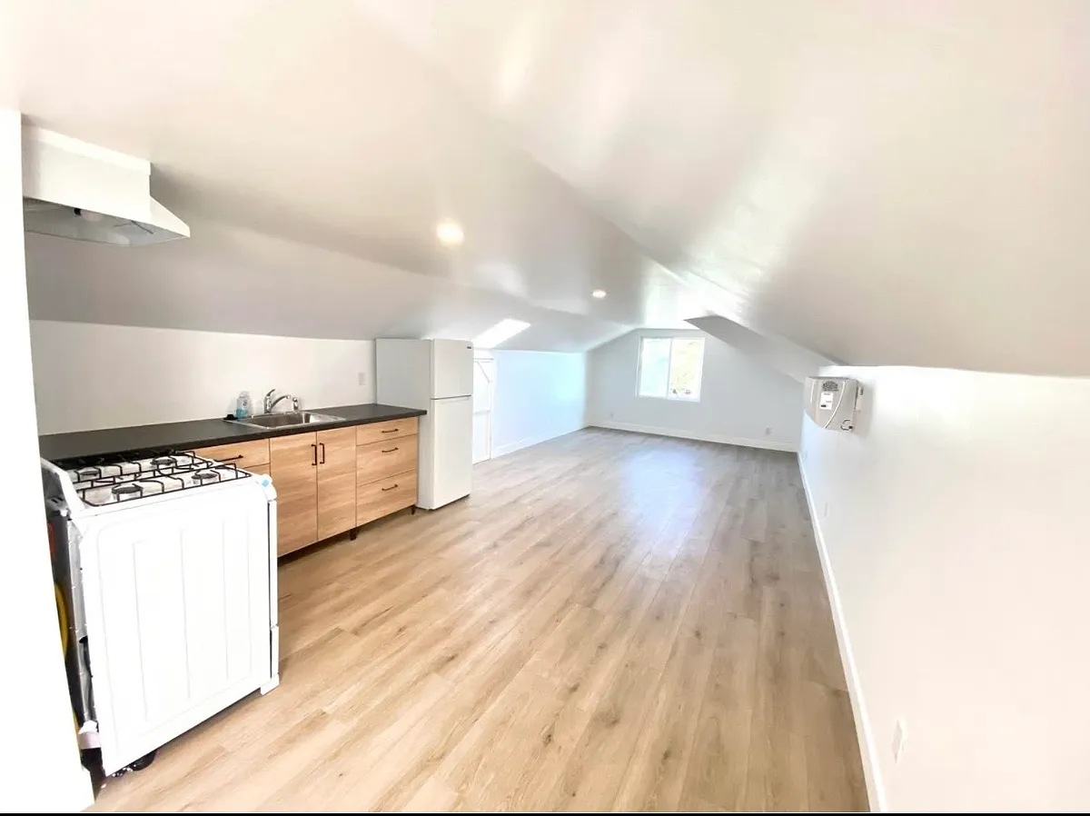 Building Photo - 23 E 1st St #B