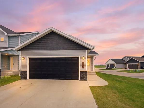 1138 Highland Ln W, West Fargo, ND 58078
