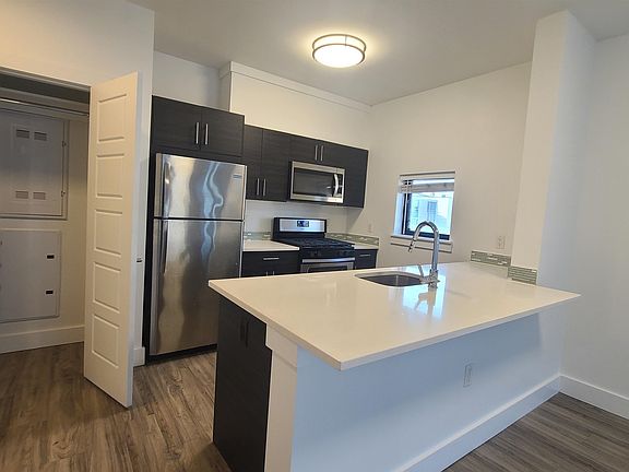 5th image of 5711 Washington St Unit 305