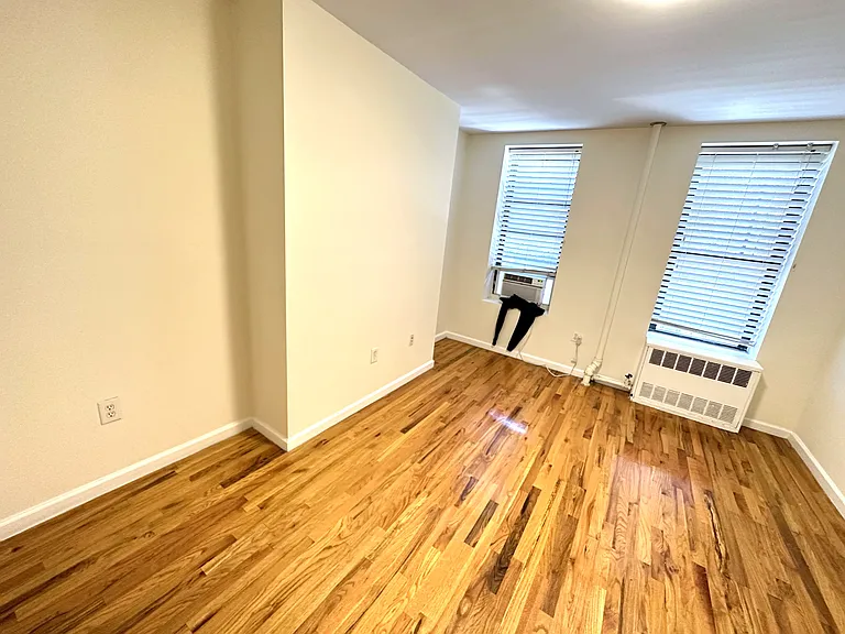 320 E 6th St #4 — Photo 21