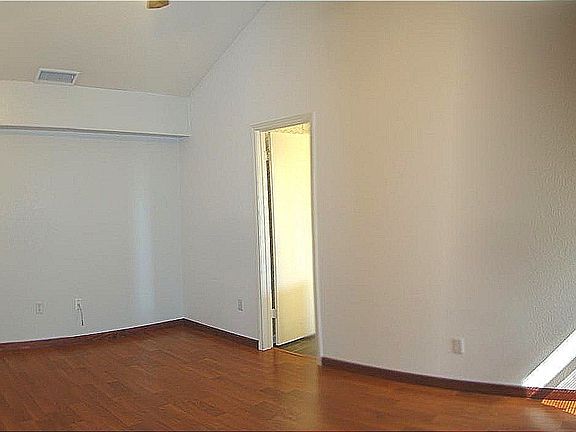 4th image of 2406 Pixton Dr