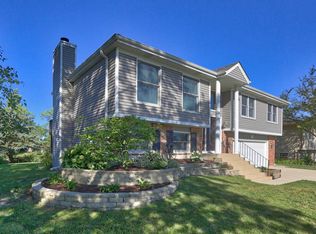 900 Gannon Dr, Hoffman Estates, IL 60169