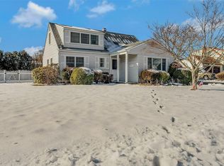 712 Pease Ln, West Islip, NY 11795