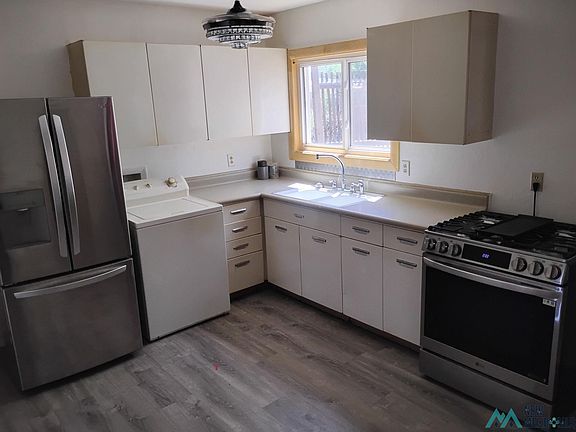 3rd image of 457 Ash St