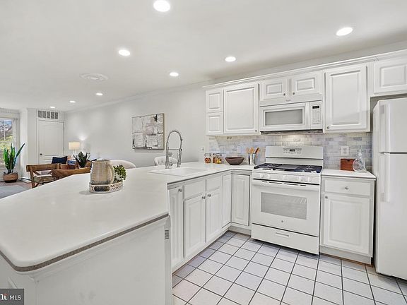 3rd image of 6924 Fairfax Dr Unit 324