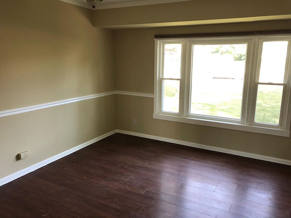2nd image of 109 W Hawley St