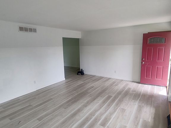 Entrance/Living Room - Pic1