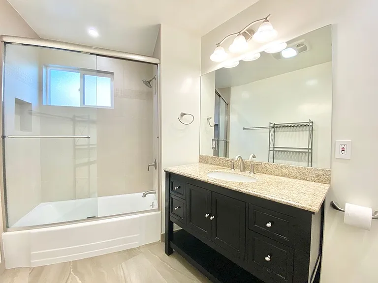1830 N La Brea Ave — Photo 10