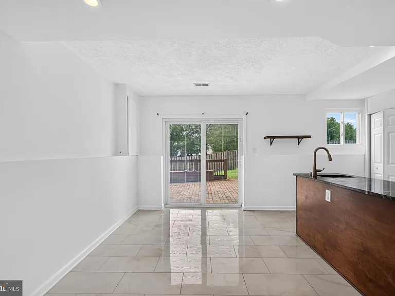 13296 Hollinger Ave — Photo 16