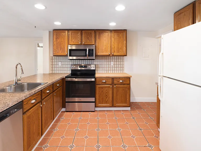 4 Yale St #1 — Photo 10