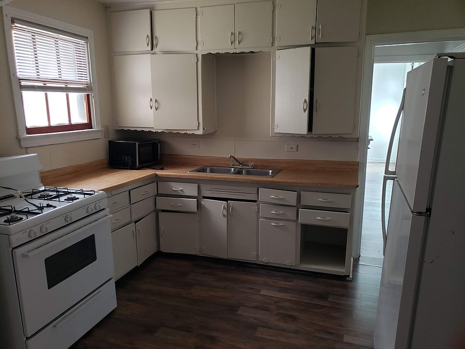 Kitchen Gas stove & 18 ft Refrigerator