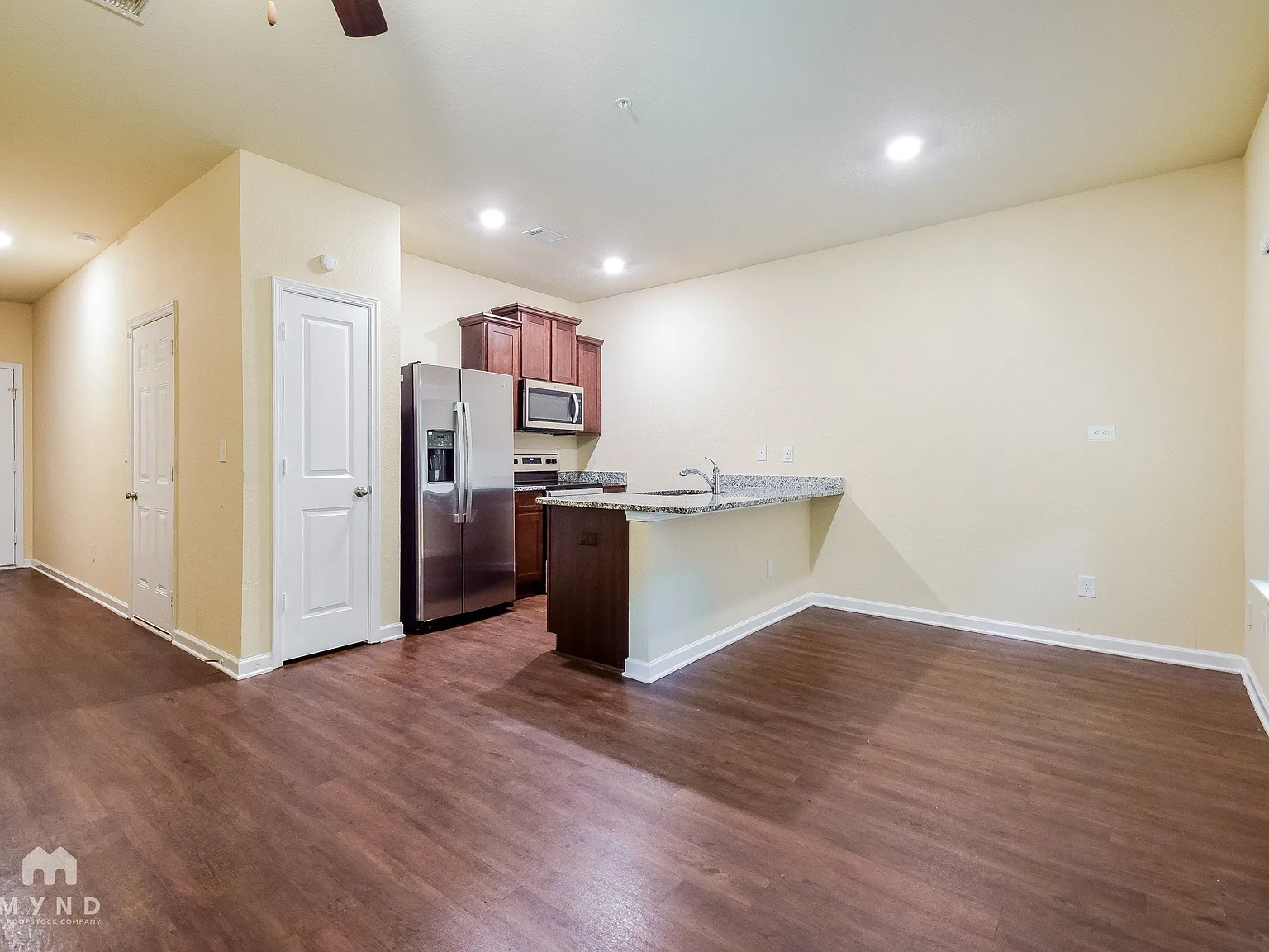 3 bed, 2.5 bath, 1423 sqft, $1,719 — Photo 3