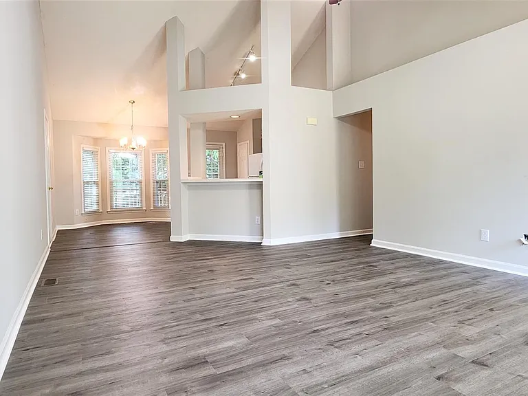 303 Woodstar Dr — Photo 7