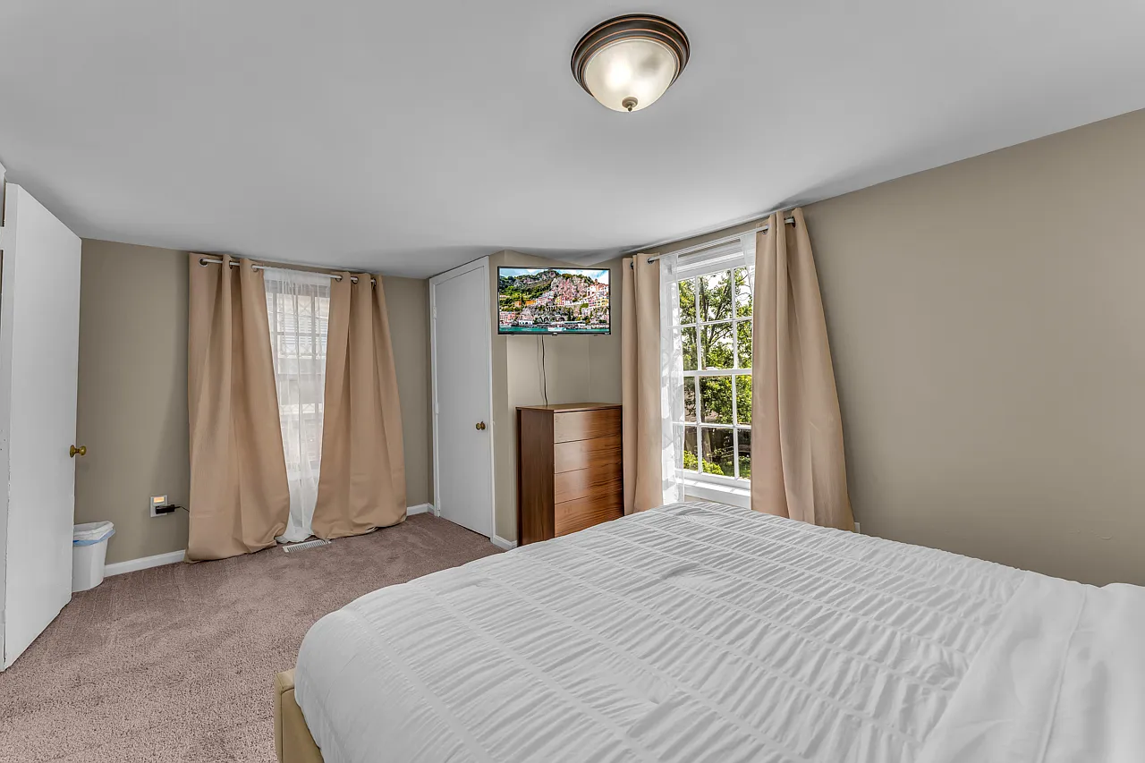 206 Princess Anne St — Photo 4