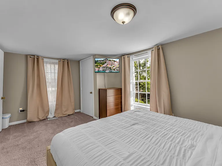 206 Princess Anne St — Photo 4