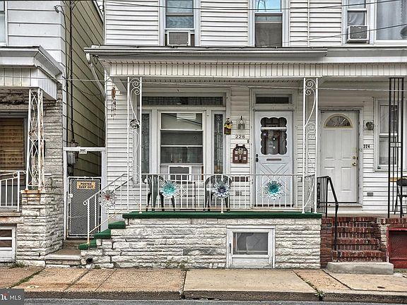3rd image of 226 S Jardin St