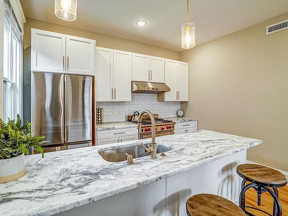5th image of 2346 W Grace St APT 3