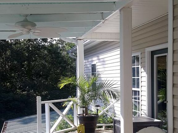 Back deck w/built in hot tub