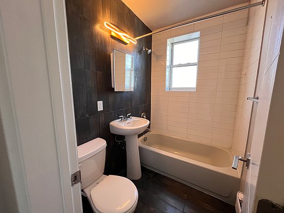 4th image of 104 N Grove St #504