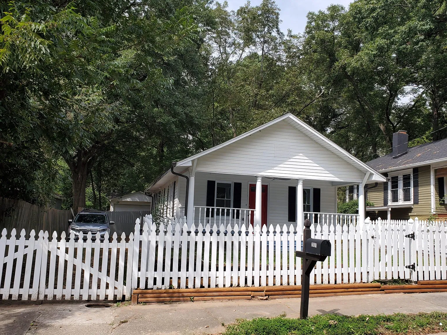 2531 Lester St — Photo 3