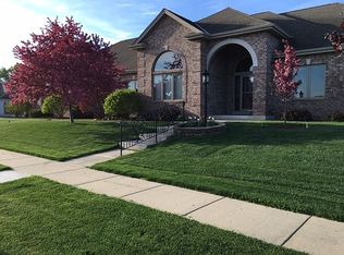 377 Lake Bluff Dr, Oconomowoc, WI 53066