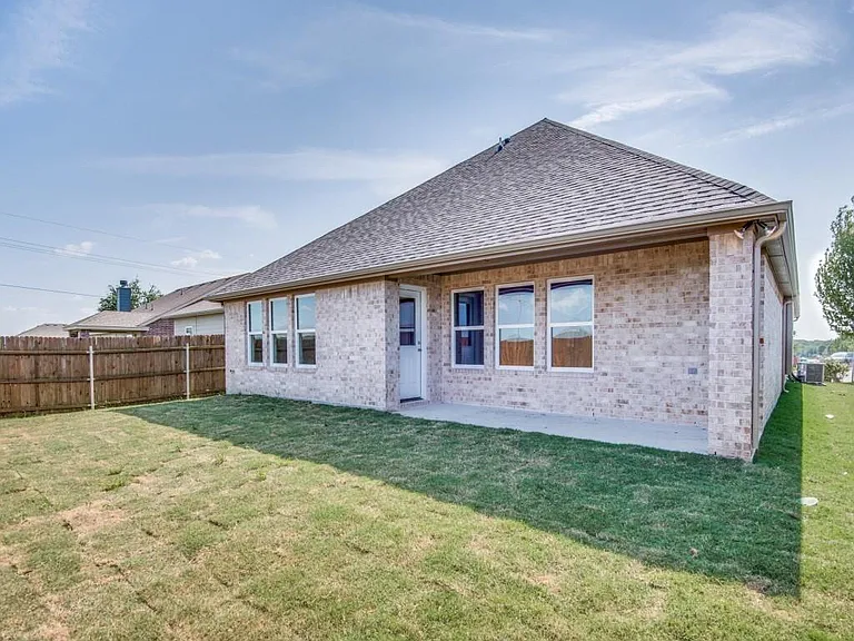 1004 Churchill Dr — Photo 22