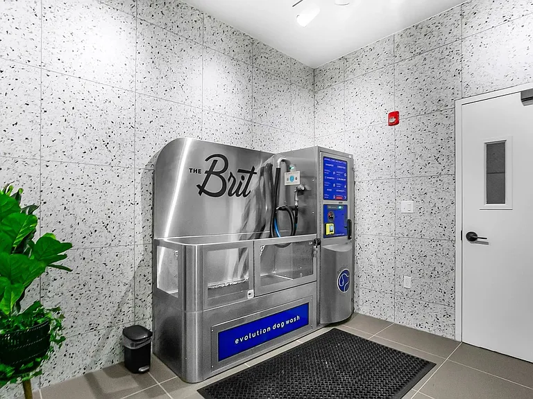 The Brit Apartments — Photo 5