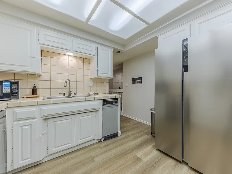 409 Genoa St — Photo 21