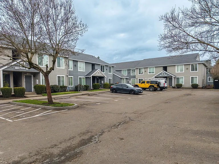 Bluebird Davis Street — Photo 32