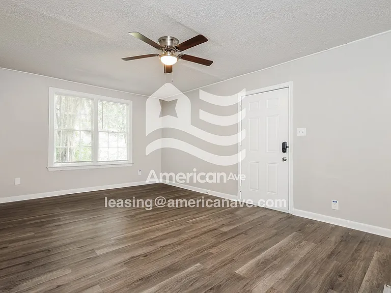 560152_005_wm_-_living_room_13184562.jpg