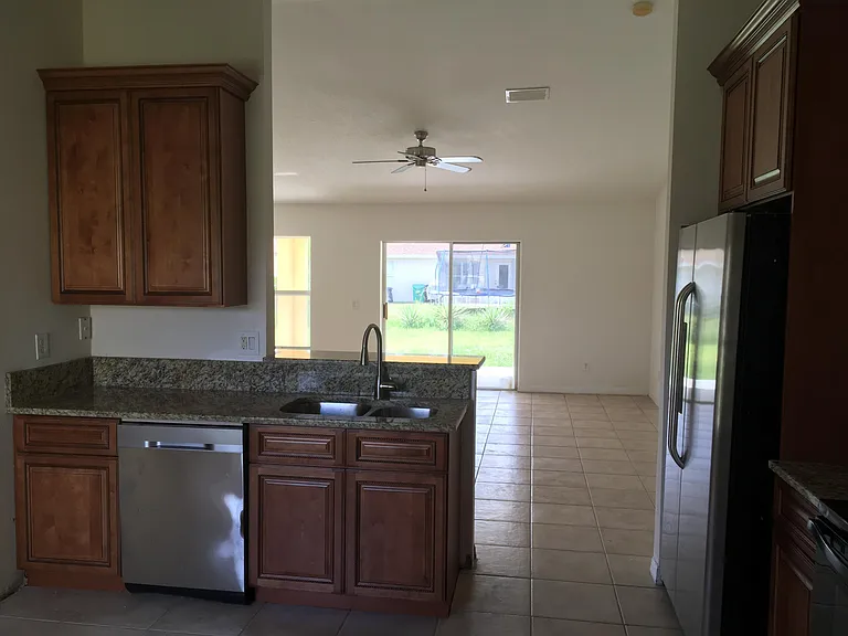 632 SW Granadeer St — Photo 4