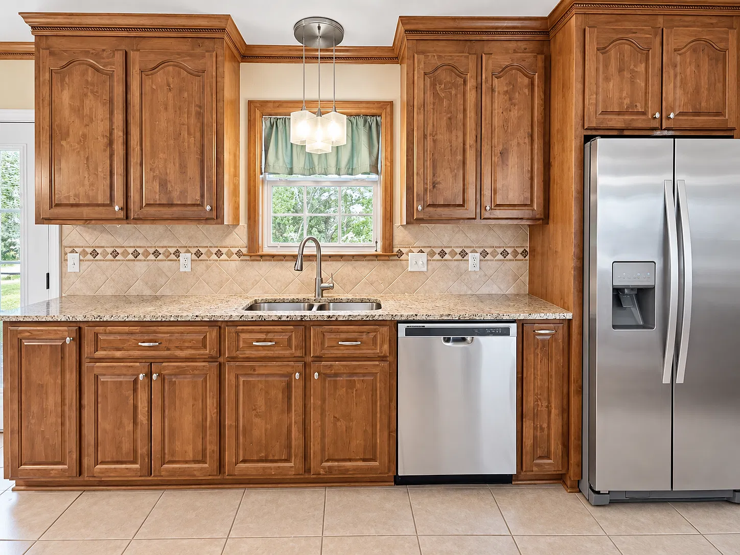 3 bed, 1180 sqft, $1,550 — Photo 2