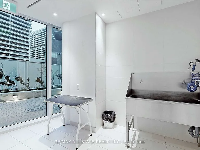 33 Helendale Ave #2302 — Photo 24