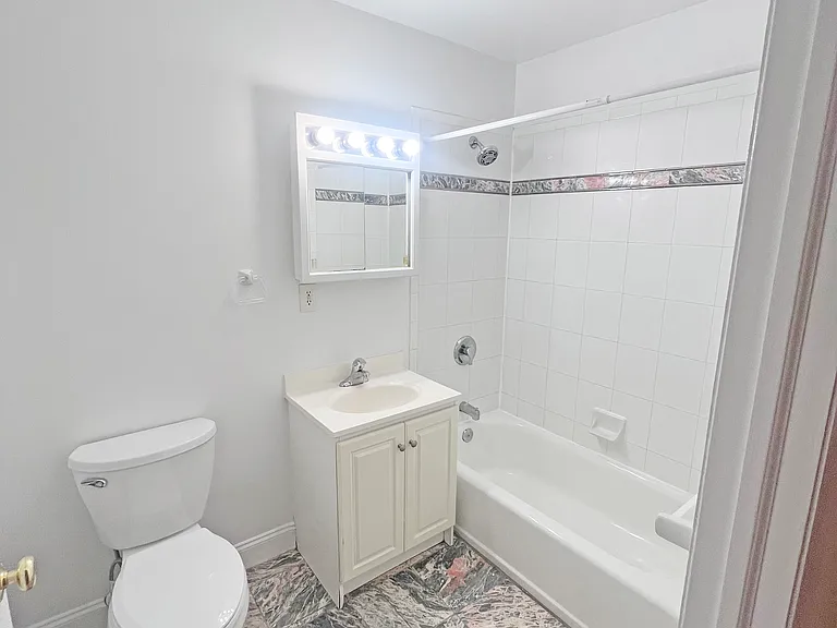 55 Sip Ave #4D — Photo 4