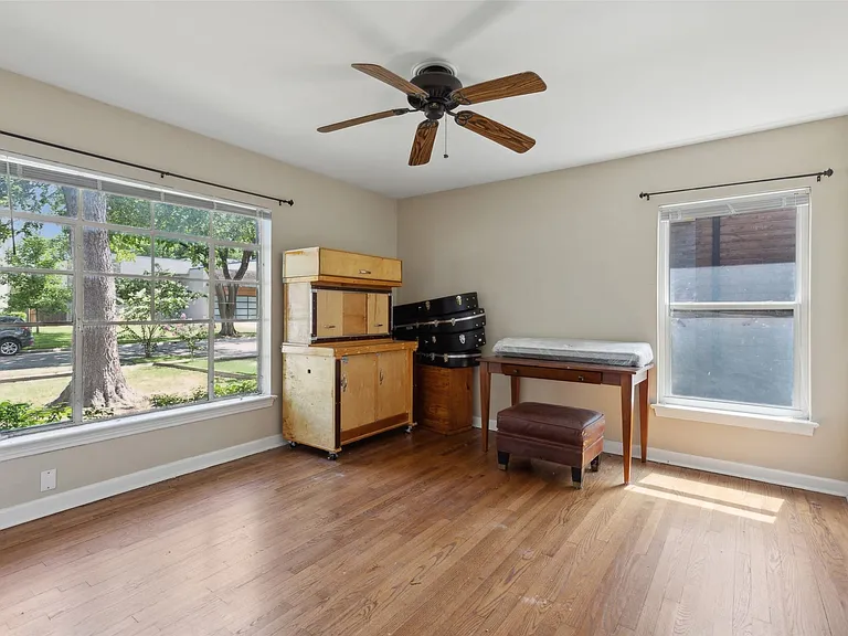 3884 Van Ness Ln — Photo 7