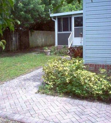 Pavers wind around to rea