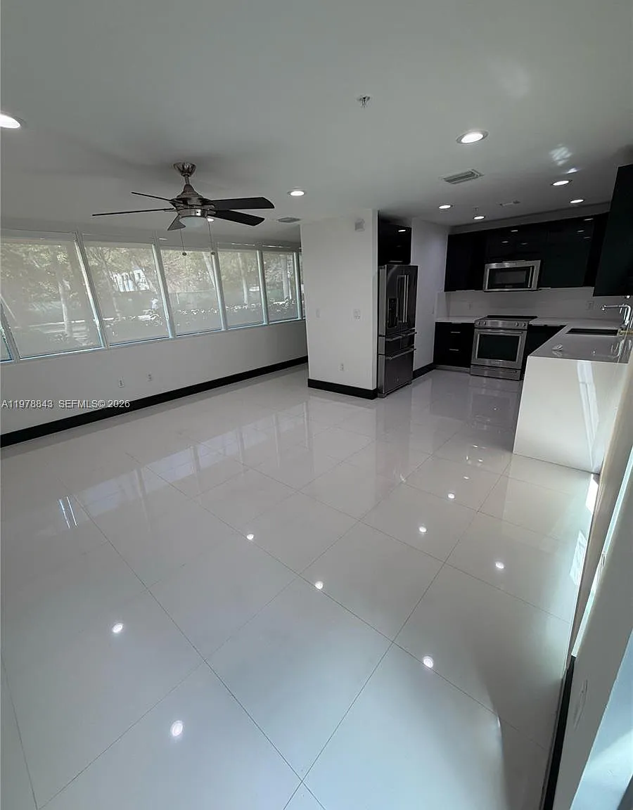 The Grove Club Condo — Photo 4