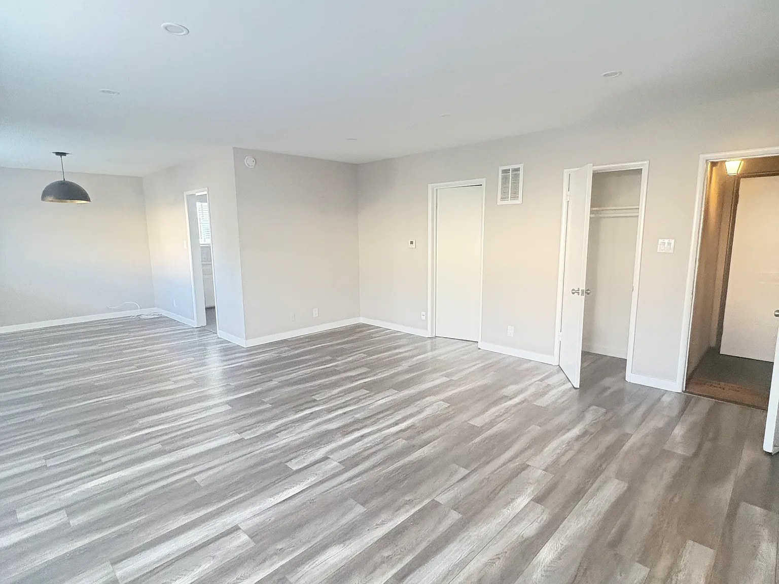 7254 Hollywood — Photo 1