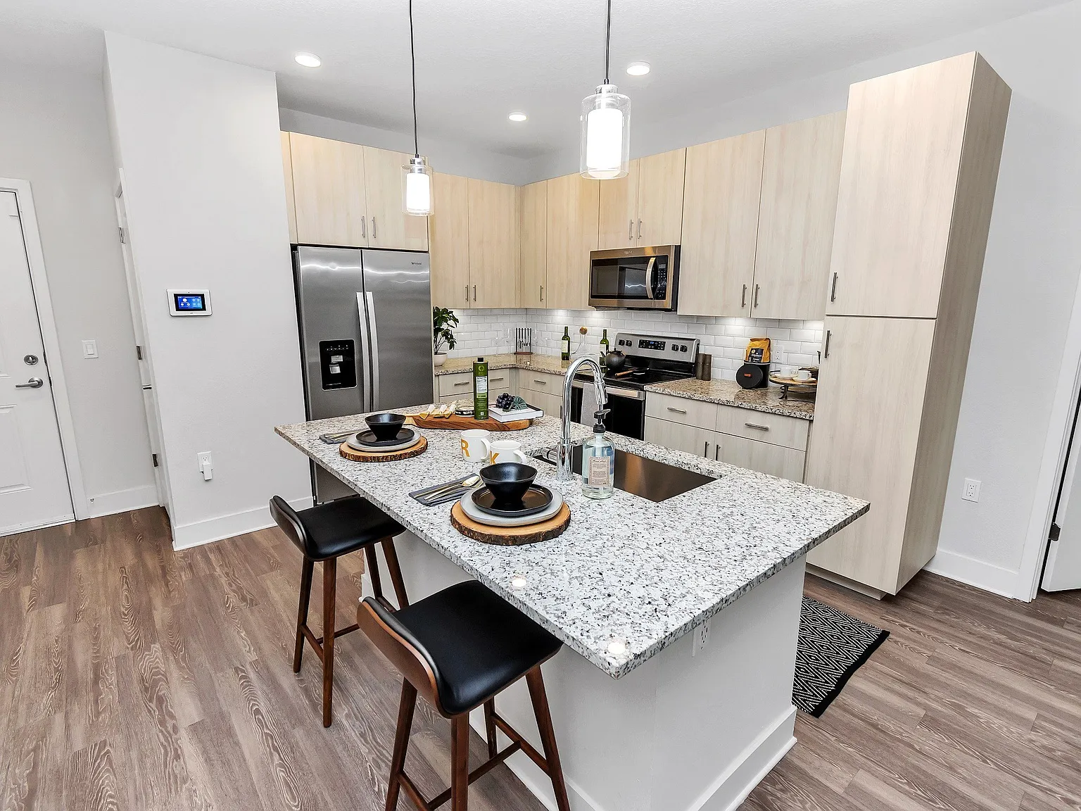 POINTE AT EAST SHORE APARTMENTS — Photo 2