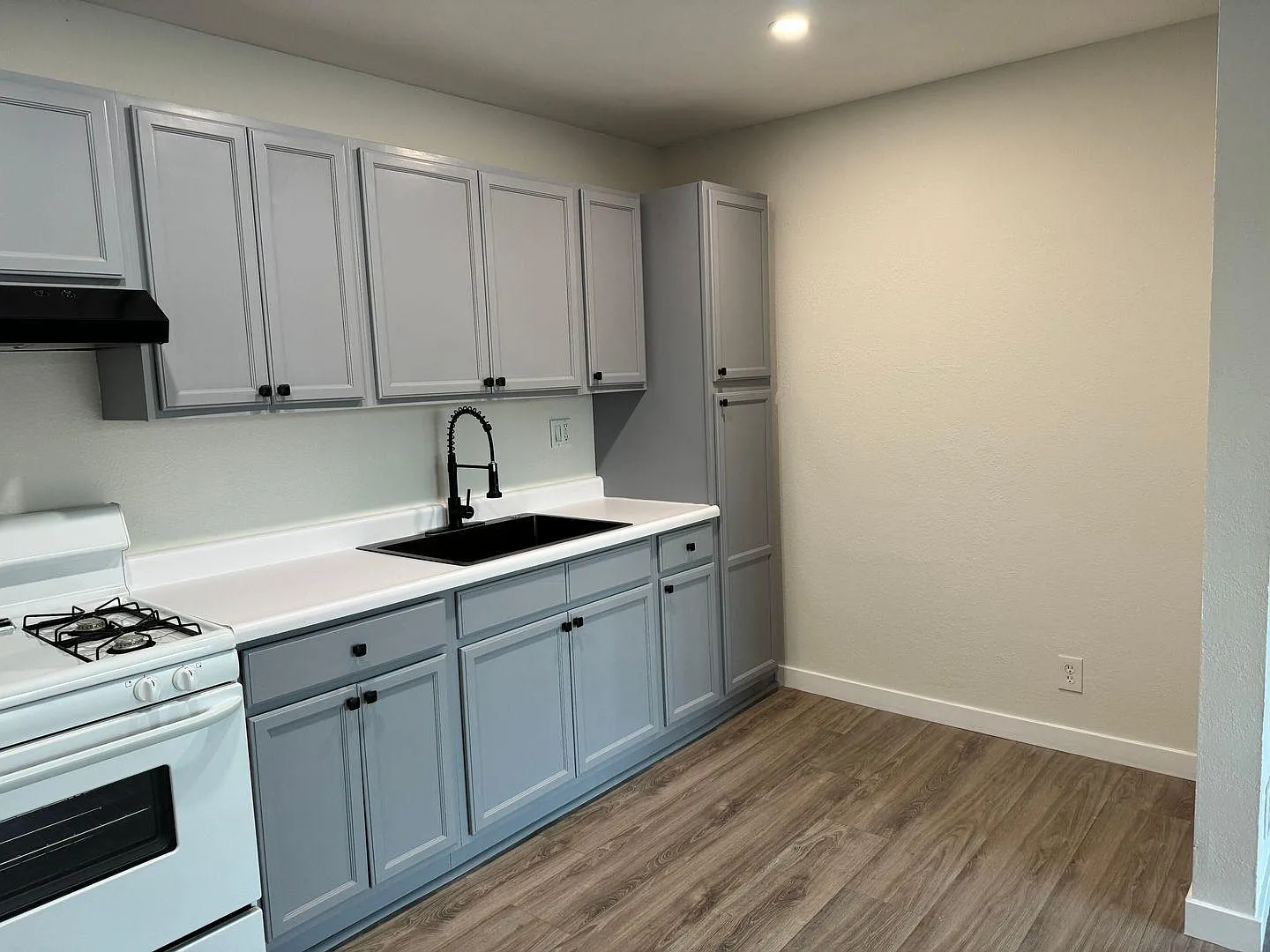 7424 Haskell Ave — Photo 3