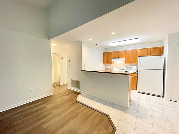 2nd image of 633 E Lakefront Cir #633