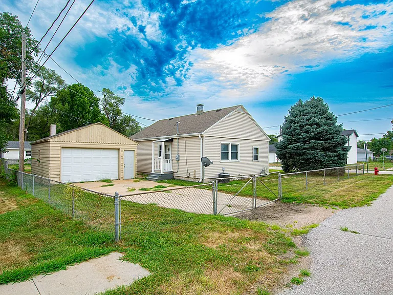 1502 Silver Ln — Photo 2