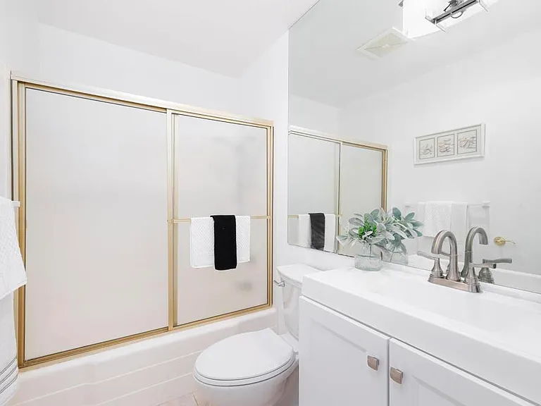 424 Stratford Ct — Photo 18